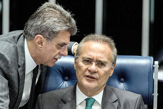 O senador licenciado e ministro Romero Jucá (PMDB-RO) conversa com o presidente do Senado Renan Calheiros, durante sessao do impeachment da presidente Dilma Rousseff 