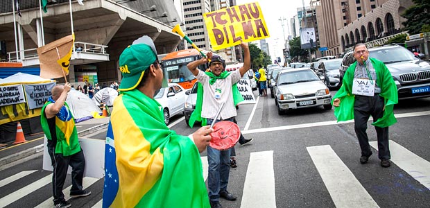 Pequeno grupo de manifestantes contrrios aos governo de Dilma protesta na avenida Paulista, em So Paulo