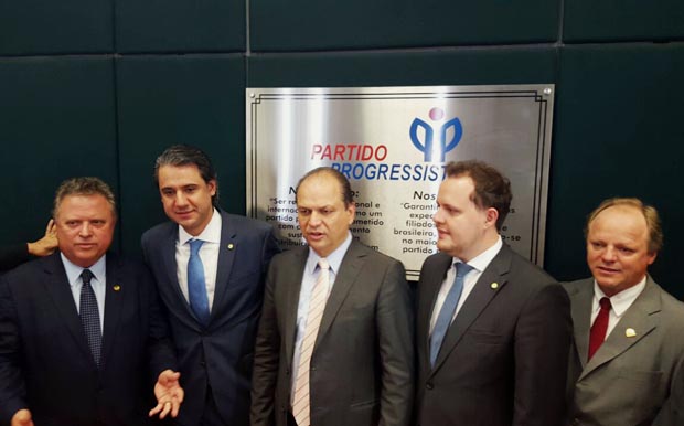 Senador Blairo Maggi (MT), cotado para assumir a Agricultura no governo Temer, se filia ao PP, em cerimnia na liderana do partido na Cmara. (Foto Gabriel Mascarenhas/Folhapress) 