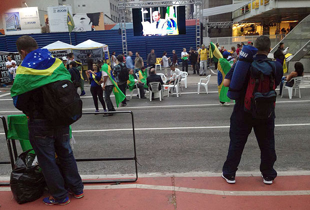 Manifestantes fecham avenida Paulista para acompanhar votao do impeachment