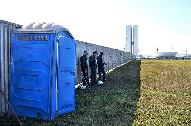 BRASILIA, DF, BRASIL, 11/05/2016-,Esplanada dos Ministerio vazia Muro e grades vo separar manifestantes pr e anti-impeachment no gramado da Esplanada dos Ministrios durante votao no Senado . (Foto: Renato Costa/Folhapress, PODER)