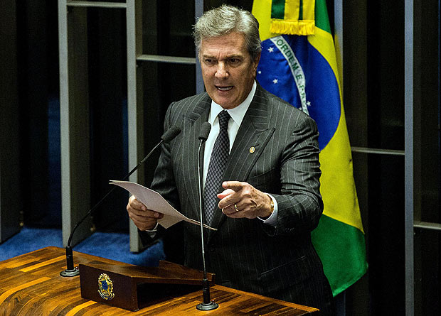 O senador Fernando Collor de Melo (PTC-AL) discursa durante sessão do impeachment de Dilma Rousseff