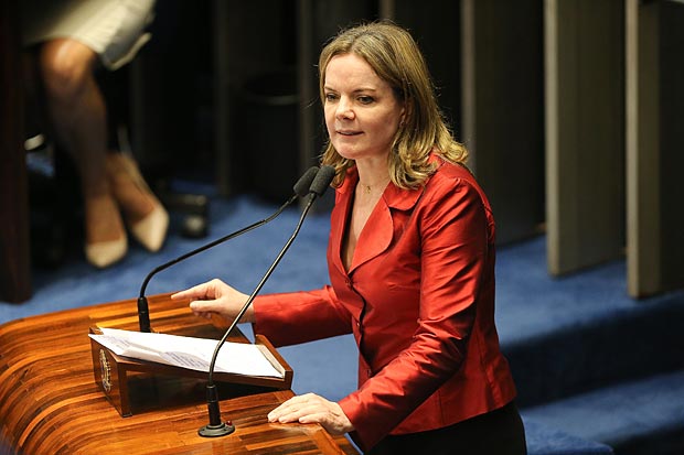 BRASLIA, DF, BRASIL, 11.05.2016. Senadora Gleise Hoffmann participa do inicio da sesso do Senado Federal para votar o pedido de Impeachment da presidente Dilma Rousseff. (FOTO Alan Marques/ Folhapress) PODER