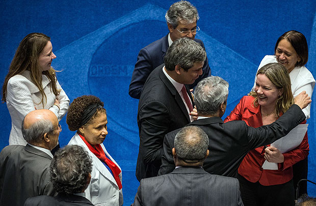 BRASILIA, DF, BRASIL, 12-05-2016: Senadores comemoram apos fala da senadora Gleisi Hoffmann (PT-PR), durante sessao do impeachment da presidente Dilma Rousseff, no Senado Federal. (Foto: Eduardo Anizelli/Folhapress, PODER)