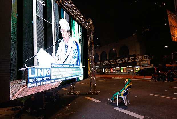 SAO PAULO,SP, BRASIL- 11-05-2016 : Manifestantes se concentram na Av Paulista para acompanhar a votao do Impeachment da presidente Dilma Rousseff no senado federal . ( Foto: Joel Silva/ Folhapress ) ***PODER *** ( ***EXCLUSIVO FOLHA***)