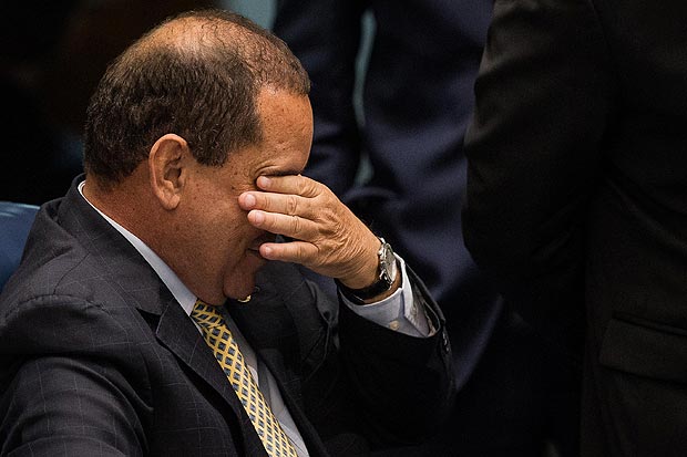 BRASILIA, DF, BRASIL, 12-05-2016: O senador Vincentino Alves (PR-TO), que vai levar a intimacao para a presidente Dilma Rousseff, apos termino da votacao da sessao do impeachment da presidente, no Senado Federal. (Foto: Eduardo Anizelli/Folhapress, PODER)