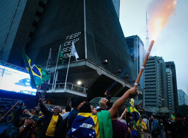 Manifestantes comemoram afastamento de Dilma na avenida Paulista