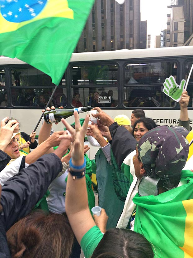 Manifestantes estouram champanhe na Av Paulosta em comemorao ao afastamento da presidente