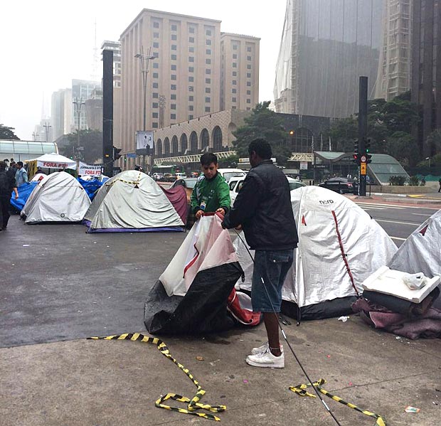 Alguns manifestantes a favor do impeachment da presidente Dilma Rousseff que esto acampados h 58 dias na avenida Paulista desmontando a barraca