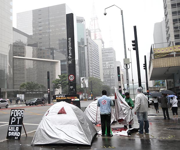 SAO PAULO/SP BRASIL. 12/05/2016: Alguns populares comecam a retirar barracas apos comemoracao do afastamento da presidente Dilma na Av Paulista.(foto: Zanone Fraissat/FOLHAPRESS, COTIDIANO)***EXCLUSIVO***