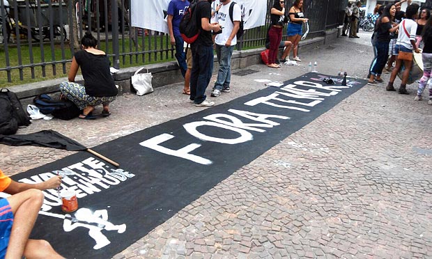 Levante Popular da Juventude faz "escracho" na sede do PMDB do Rio de Janeiro.Crédito: Levante Popular da Juventude/Divulgação