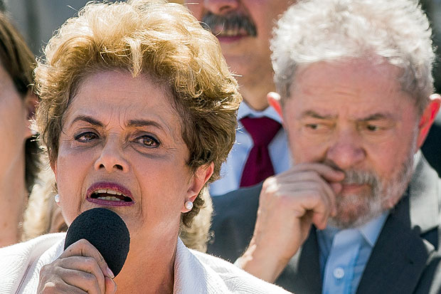 BRASILIA, DF, BRASIL, 12-05-2016: A presidente Dilma Rousseff se despede do Palacio do Planalto apos ser notificada da decisao de seu afastamento pelo Senado. (Foto: Eduardo Anizelli/Folhapress, PODER)