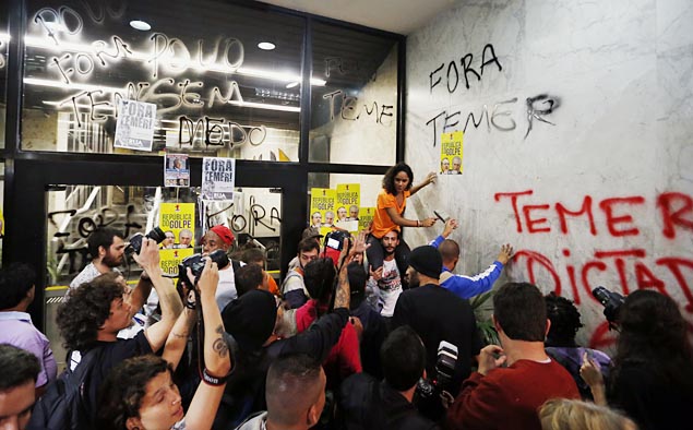 SAO PAULO, SP, BRASIL, 11-05-2016:Manifestantes do MTST fazem protesto contra o afastemento da presidente Dilma na Avenida Paulista (Foto: Diego Padgurschi/Folhapress)