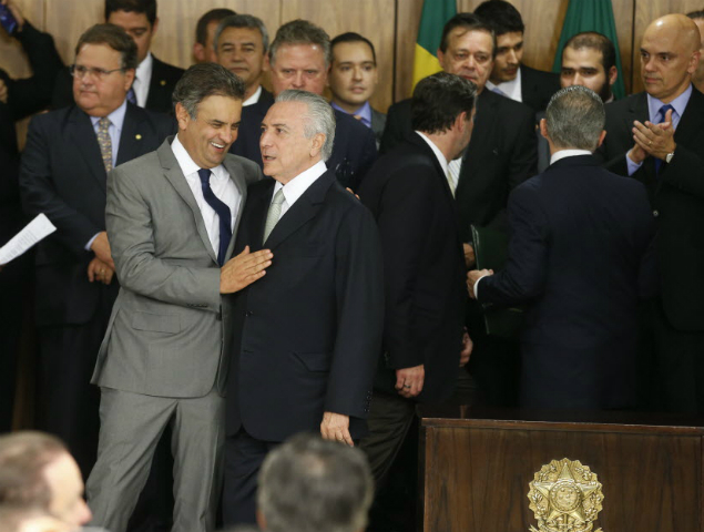 O senador Aécio Neves cumprimenta Michel Temer na cerimônia de sua posse