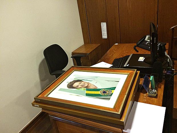 Retratos de Dilma Rousseff sendo retirados de salas e gabinetes do Palcio do Planalto