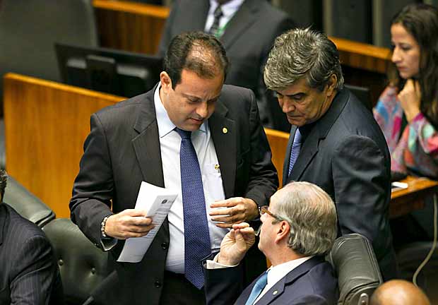 Eduardo Cunha (PMDB-RJ), então presidente da Câmara dos Deputados, conversando com os deputados Andre Moura (PSC-SE) e Wellington Roberto (PR-PB)