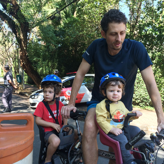 O engenheiro Pedro Ronca, 37, tentou chegar de bicicleta  praa Norma G. Arruda com seus filhos de 1 e 4 anos, mas no foi autorizado a passar pelo bloqueio da PM. Ele  morador de uma rua rua prxima  casa de Michel Temer.