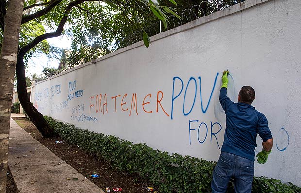 Muro pichado na rua Capepuxis, no bairro de Alto de Pinheiros (zona oeste de SP), em protesto prximo  casa do presidente interino, Michel Temer