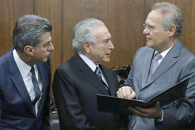 O presidente interino, Michel Temer (centro), em reunio com Romero Juc e Renan Calheiros 