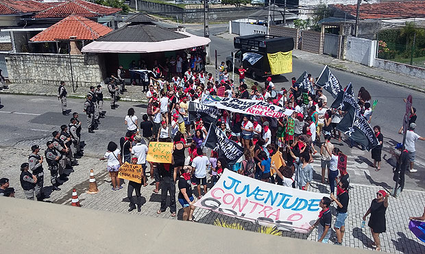 Manifestantes protestam em frente ao Tribunal de Contas da Paraba, em Joo Pessoa, onde o juiz federal Sergio Moro participa de conferncia