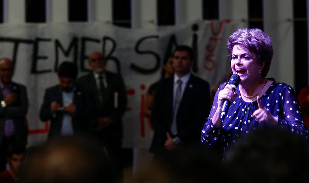 A presidente afastada Dilma Rousseff discursa durante lanamento de livro