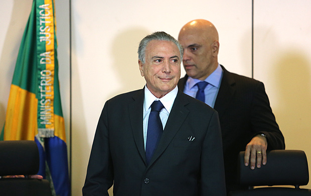 O presidente Michel Temer e o ex-ministro da Justia, Alexandre de Moraes (ao fundo)