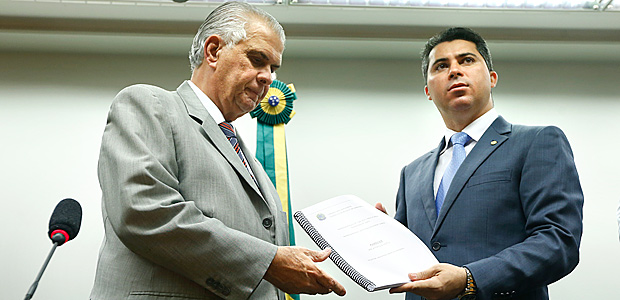 Marcos Rogério (dir.) entrega relatório contra Cunha ao presidente do Conselho de Ética, José Carlos Araújo