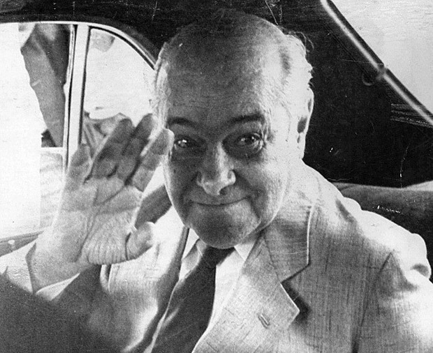 1984: O governador de Minas Gerais, Tancredo Neves, acena para foto. (Foto: Folhapress) 