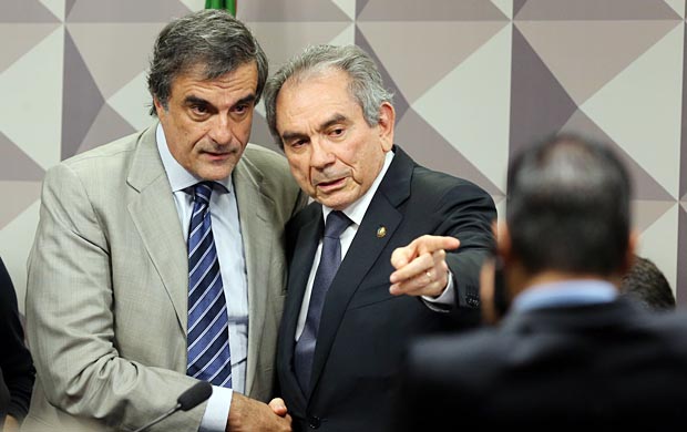O ex-ministro Jos Eduardo Cardozo, que atua na defesa de Dilma, fala com o senador Raimundo Lira