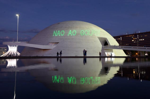 Manifestantes pr-Dilma projetam "No ao golpe" na fachada do Museu da Repblica, em Braslia