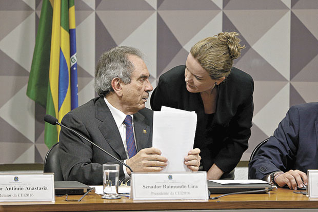 Raimundo Lira (PMDB-PB), presidente da comisso, e a senadora Gleisi Hoffmann (PT-PR)