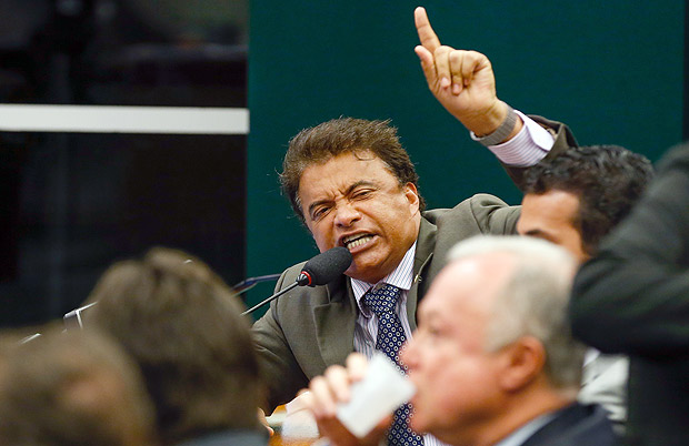 BRASILIA, DF, BRASIL, 14-06-2016, 14h00: O dep. Wladimir Costa (SD-PA) discute com o dep. Jose Geraldo (PT-PA). Conselho de tica da cmara aprova o relatrio do dep. Marcos Rogrio (DEM-RO) pela cassao do dep. afastado Eduardo Cunha (PMDB-RJ). A dep. Tia Eron (PRB-BA) foi aplaudida ao dar o voto que desempataria a votao em desfavor de Cunha. Deputados do PSOL, do PT, Rede e partidos contrrios  Cunha comemoram no plenrio do Conselho. (Foto: Pedro Ladeira/Folhapress, PODER)