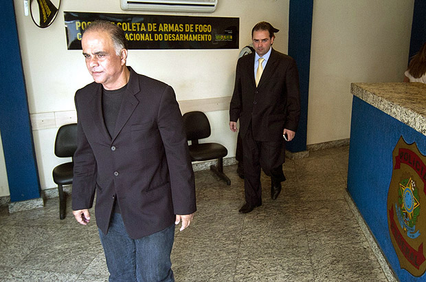 O publicitário Marcos Valério, envolvido no escândalo do mensalão, sai da Polícia Federal