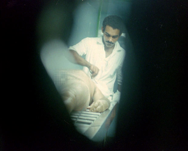 Corpo de PC Farias no IML de Macei; imagem foi feita por uma fresta em plstico que encobria janela