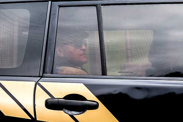 O ex-diretor da Petrobras, Nestor Cerver em carro da Polcia Federal a caminho de Petrpolis