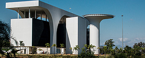 BEO HORIZONTE, MG, BRASIL, 24-06-2016, 06:30h. Complexo arquitetônico da Cidade administrativa de Minas Gerais. O plano da Cidade Administrativa foi elaborado por Oscar Niemeyer, tendo as obras sido concluídas em fevereiro de 2010. A construção foi custeada pela Companhia de Desenvolvimento Econômico de Minas Gerais.(Alexandre Rezende/Folhapress PODER) *** EXCLUSIVO FOLHA *** ORG XMIT: Alexandre Rezende --- Prédio da Cidade Administrativa, sede do governo de Minas Gerais construída durante a gestão de Aécio Neves (PSDB)