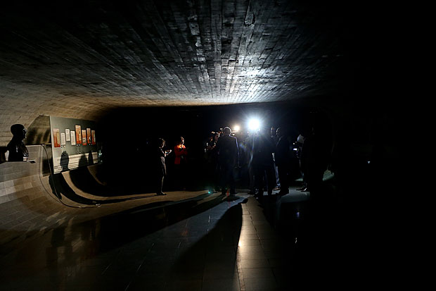 Servidores usam luz de celular e laternas para andarem nos corredores do Senado devido  falta de energia