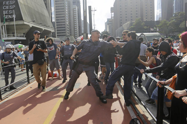 Policial militar tenta separar manifestantes a favor de Bolsonaro e frequentadores da Paulista