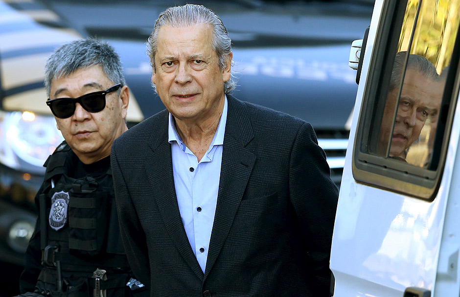 Jose Dirceu (R), former Brazilian President Luiz Inacio Lula da Silva's chief of staff, is escorted by federal police officer Newton Ishii as he leaves the Federal Police headquarters to give his testimony in a session of the Parliamentary Committee of Inquiry in Curitiba, Brazil, August 31, 2015. REUTERS/Rodolfo Buhrer/File photo ORG XMIT: BRA103