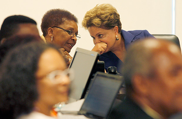 BRASLIA DF, BRASIL, 13-03-2014: A presidente Dilma Rousseff e a Ministra da Igualdade Racial, Luiza Bairros, durante encontro no Palcio do Planalto com representantes do movimento negro. (Foto: Beto Barata/Folhapress, PODER)