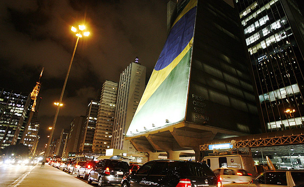 Bandeira do Brasil cobre a fachada do prdio da Fiesp na av. Paulista, em So Paulo
