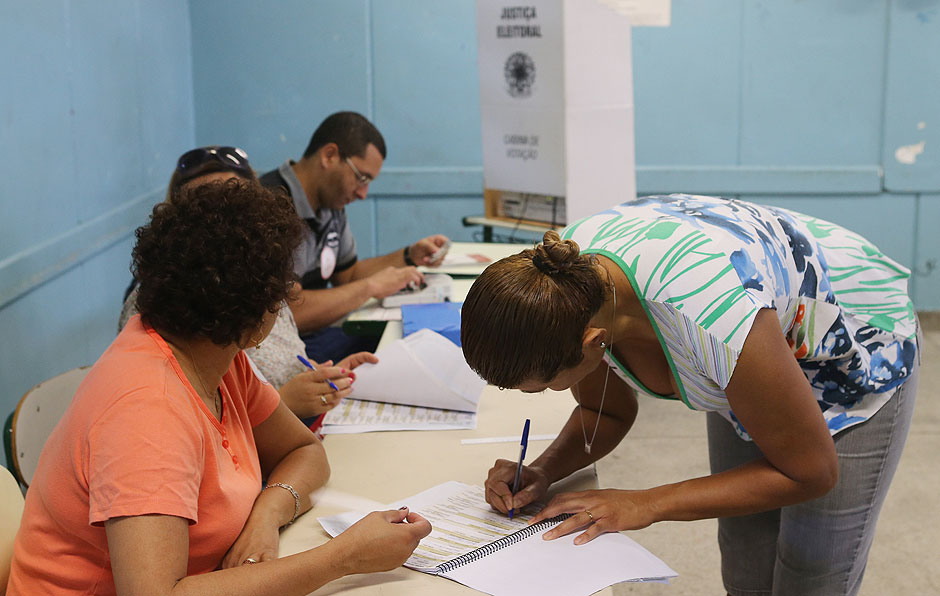 Mulher vota nas eleies de 2014, em So Paulo