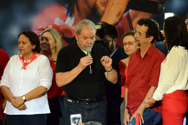 O ex-presidente Lula com o candidato  Prefeitura de Natal Fernando Mineiro (PT, de vermelho)