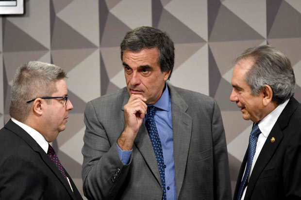 Cardozo (centro) conversa com o relator, Antonio Anastasia, e o presidente da comisso do impeachment, Raimundo Lira