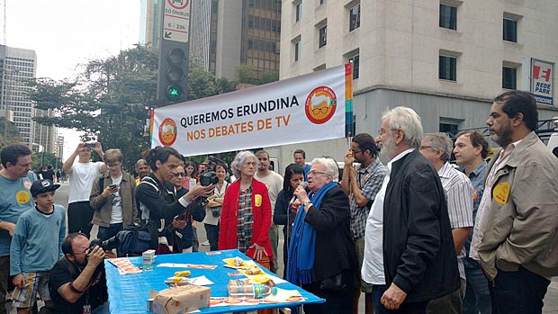 Luiza Erundina e Ivan Valente participam de ato na avenida Paulista neste domingo (7) 