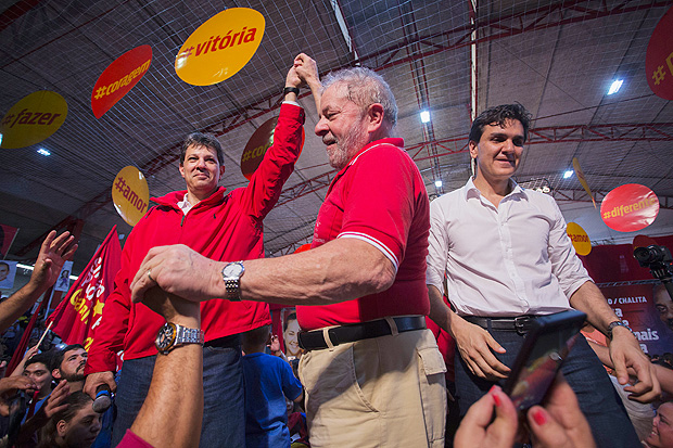Poltica 25.07.2016 - Fernando Haddad (PT) e o vice, gabriel Chalita (PDT), com Lula, que tem 8 % de aprovao. ( Foto: Lalo de Almeida/Folhapress)