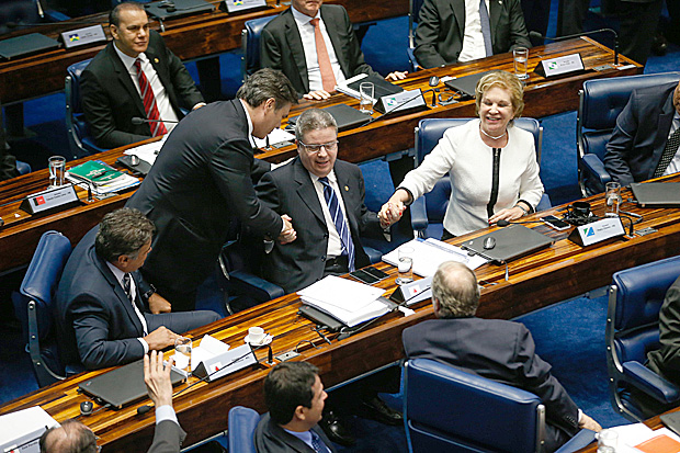 Senadores cumprimentam Antonio Anastasia (PSDB-MG), autor do relatório pró-impeachment aprovado