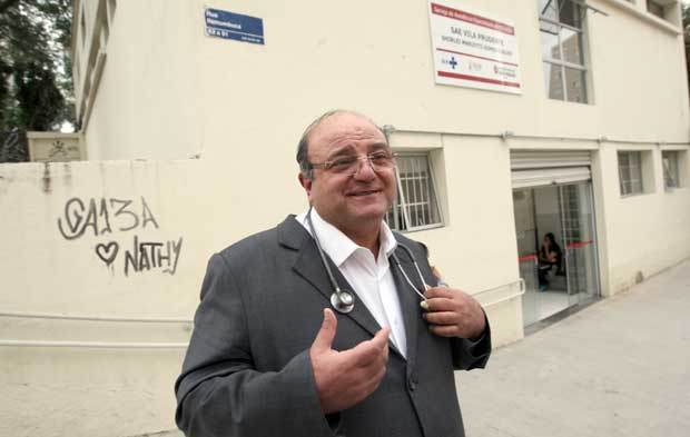 O ex-deputado Cndido Vaccarezza, em frente  unidade de sade onde atende em SP