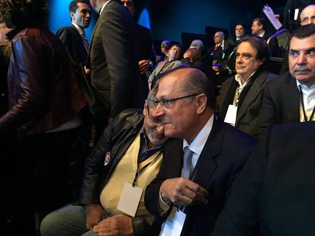 O governador Geraldo Alckmin (PSDB), senta na primeira fila para assistir ao debate