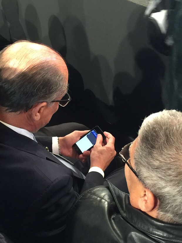 Governador Geraldo Alckmin tentar ler notcias sobre debate no intervalo, mas desiste com sinal ruim
